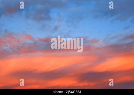 Tramonto di arancio ardente. Bellissimo cielo. Foto Stock