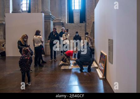 Venezia, Italia. 20th aprile 2021: Il Pavilon ucraino con un messaggio del Presidente Zelensky in merito al conflitto con la Russia, si trova sul Palazzo Misericordia il 20 aprile 2022 a Venezia, Italia. La Mostra Internazionale d'Arte 59th di Venezia sarà aperta al pubblico dal 23th aprile al 27th novembre. © Simone Padovani / Alamy Live News Foto Stock