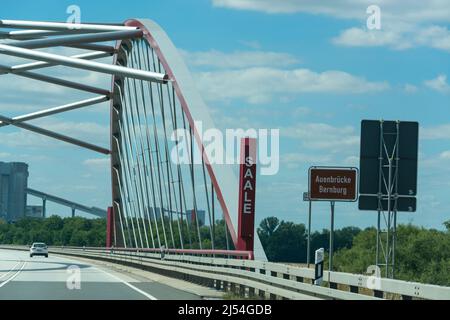 Ponte autostradale sul fiume Saale vicino a Bernburg il Auenbrücke Foto Stock