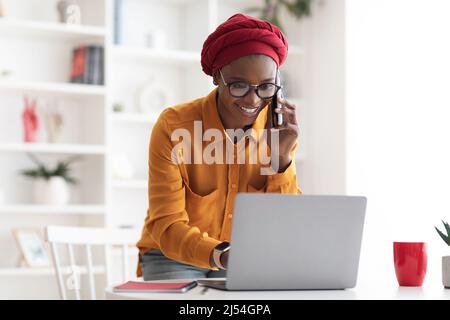 Cliente di consulenza positiva della signora di affari nera sul telefono Foto Stock