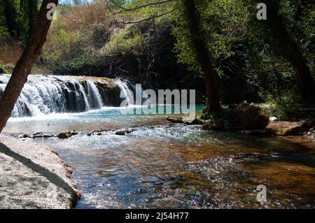 acqua naturale vapore cade hauy mae kamin in acqua naturale vapore cade hauy mae kamin foresta profonda cicingioli a marche regio italia Foto Stock