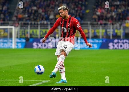 Milano, Italia. 19th Apr 2022. Theo Hernandez (19) di AC Milan visto nella partita Coppa Italia tra Inter e AC Milan a Giuseppe Meazza di Milano. (Photo Credit: Gonzales Photo/Alamy Live News Foto Stock