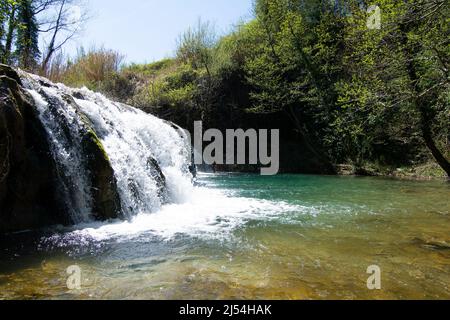 acqua naturale vapore cade hauy mae kamin in acqua naturale vapore cade hauy mae kamin foresta profonda cicingioli a marche regio italia Foto Stock