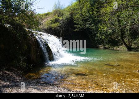 acqua naturale vapore cade hauy mae kamin in acqua naturale vapore cade hauy mae kamin foresta profonda cicingioli a marche regio italia Foto Stock