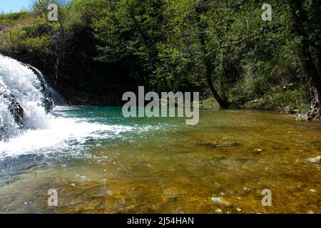 acqua naturale vapore cade hauy mae kamin in acqua naturale vapore cade hauy mae kamin foresta profonda cicingioli a marche regio italia Foto Stock