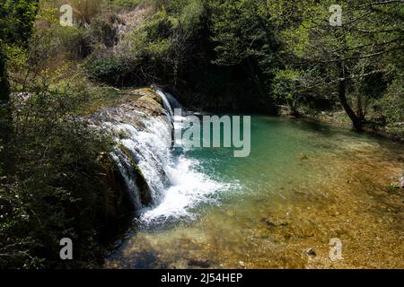 acqua naturale vapore cade hauy mae kamin in acqua naturale vapore cade hauy mae kamin foresta profonda cicingioli a marche regio italia Foto Stock