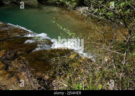 acqua naturale vapore cade hauy mae kamin in acqua naturale vapore cade hauy mae kamin foresta profonda cicingioli a marche regio italia Foto Stock