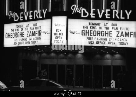 Los Angeles, CA, Stati Uniti. Al neon si insegne pubblicitarie di una mostra del famoso flauto rumeno Gheorghe Zambir, circa 1989. Foto Stock