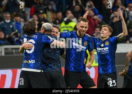 Milano, Italia. 19th Apr 2022. Robin Gosens (18) di Inter segna per il 3-0 durante il match Coppa Italia tra Inter e AC Milan a Giuseppe Meazza di Milano. (Photo Credit: Gonzales Photo/Alamy Live News Foto Stock