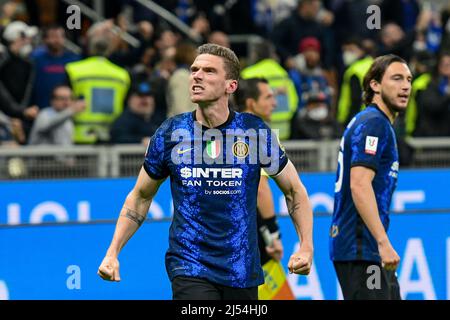 Milano, Italia. 19th Apr 2022. Robin Gosens (18) di Inter segna per il 3-0 durante il match Coppa Italia tra Inter e AC Milan a Giuseppe Meazza di Milano. (Photo Credit: Gonzales Photo/Alamy Live News Foto Stock