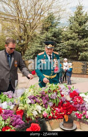 Kerch, Crimea 05 09 2021 : giorno della vittoria della Parata. La gente partecipa all'azione patriottica del reggimento immortale . Stanno tenendo ritratti di persone che Foto Stock