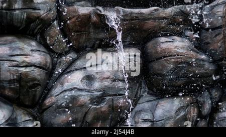 La roccia artificiale è versata nell'acqua Foto Stock
