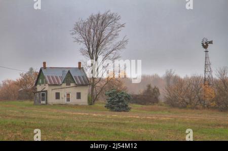 Un casale dall'aspetto spaoky abbandonato si trova tranquillamente in un prato di campagna nella zona rurale di Ottawa, Canada Foto Stock