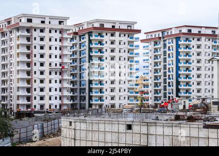 Antalya, Alanya - 16 febbraio 2021: Nuovo complesso residenziale a più piani di architettura moderna composto da tre case nella fase finale della costruzione. Foto Stock