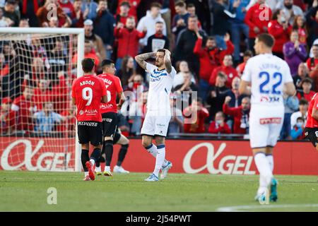 Palma di Maiorca, Spagna. 19th Apr 2022. Joselu (Alaves) Calcio : Joselu rimpiangere dopo aver perso occasione durante la partita spagnola 'la Liga Santander' tra RCD Mallorca 2-1 Deportivo Alaves alla visita Mallorca Estadi a Palma di Maiorca, Spagna . Credit: Mutsu Kawamori/AFLO/Alamy Live News Foto Stock