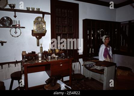 Williamsburg, Virginia. USA 9/1987. Maestro argentiere del Colonial Williamsburg. Servizio d'argento artigianale, emblemi, fibbie e servizio al tavolo. Foto Stock