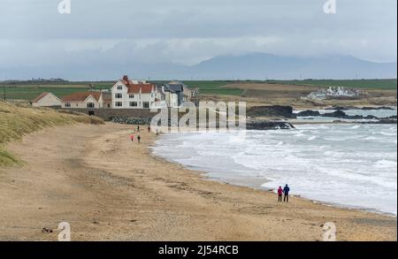 Vista della spiaggia di Treath Llydan a Rhosneigr, Anglesey, Galles del Nord, Regno Unito. Taken on 5th April 2022. Foto Stock