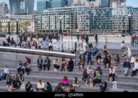 LONDRA, REGNO UNITO. 20 aprile 2022 . I lavoratori cittadini si rilassano al sole alla paletta lungo il lungofiume di Londra come gli esperti prevedono un paio di giorni di sole con temperature in aumento in alcune parti del Regno Unito. Credit: amer Ghazzal/Alamy Live News Foto Stock