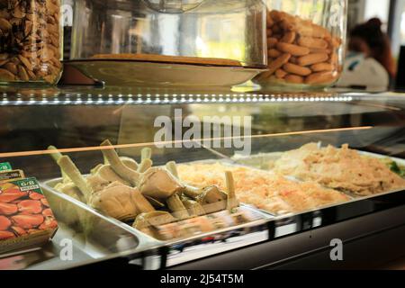 Alicante, Spagna - 3 aprile 2022: Gustosa insalata russa, carciofi e antipasti su un banco del Bar Spagnolo Foto Stock