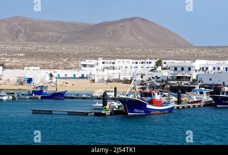 Caleta de Sebo, la Graciosa, Spagna – 16 aprile 2019: Panorama del porto di Caleta de Sebo sull'isola di la Graciosa, Isole Canarie, dall'Oceano. Foto Stock