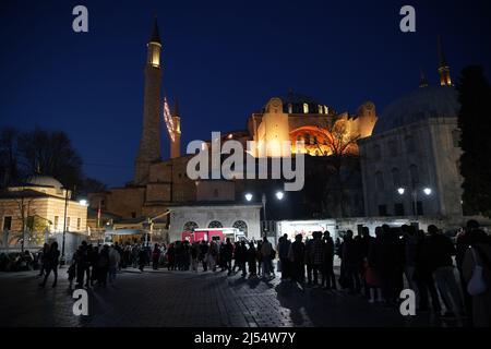 ISTANBUL, TURCHIA - 09 APRILE 2022: La gente aspetta di rompere il digiuno in Piazza Sultanahmet durante il ramadan. Foto Stock