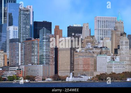 Skyline di New York con vista su Battery Park all'estremità meridionale di Manhattan Foto Stock