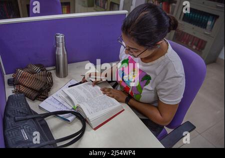 New Delhi, India. 20th Apr 2022. Uno studente indiano di corso di lingua cinese legge un libro sulla letteratura cinese in una biblioteca del Centro per gli studi cinesi e del Sud-Est asiatico presso l'Università Jawaharlal Nehru (JNU) durante la Giornata delle Nazioni Unite della lingua cinese, a Nuova Delhi, India, 20 aprile 2022. La Giornata delle Nazioni Unite per la lingua cinese si celebra il 20 aprile di ogni anno dal 2010, celebrando il contributo della lingua al mondo incoraggiando al contempo più persone ad impararla. Credit: Javed Dar/Xinhua/Alamy Live News Foto Stock