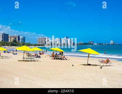 Spiaggia di Isla Verde sull'Oceano Atlantico nell'area metropolitana di San Juan in Carolina Puerto Rico, Foto Stock