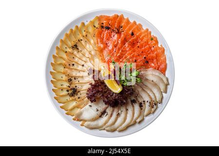 Carpaccio di pesci diversi, su un piatto bianco, isolare su bianco Foto Stock