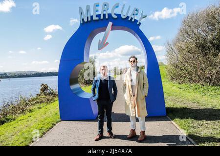 Derry Ireland, 20 Aprile 2022 il nostro posto nello spazio è stato progettato da Oliver Jeffers (R) con il supporto del principale astrofisico Professor Stephen Smartt (L) . È stato prodotto dal collettivo del Nerve Centre n da aprile 2022, il percorso viaggerà da Derry–Londonderry a Divis e la Black Mountain, Belfast e al museo dei trasporti Ulster e North Down Coastal Path in Irlanda del Nord, Oltre a una posizione sul fiume a Cambridge, Paul Quezada-Neiman/Alamy Live News Foto Stock