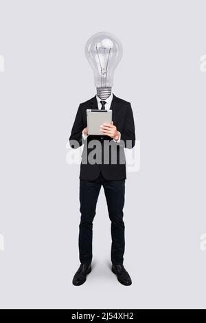 Poster moderno di brillante manager intelligente con lampadina faccia marketing gadget isolato colore argento sfondo Foto Stock