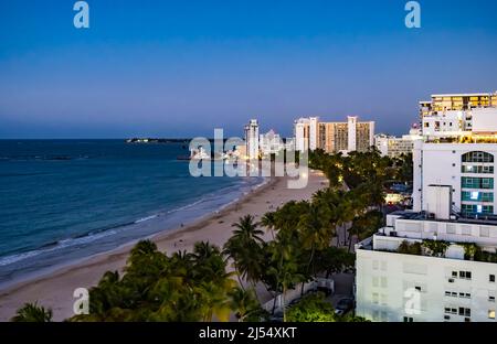 Notte a Isla Verde Beach sull'Oceano Atlantico nell'area metropolitana di San Juan in Carolina Puerto Rico, Foto Stock