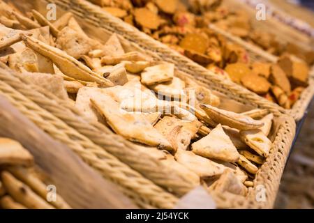 biscotti croccanti nei cestini di vimini sul bancone Foto Stock