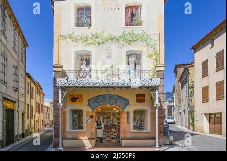 Un muro dipinto che despicting dettagli del passato del villaggio di Maury, Francia Foto Stock