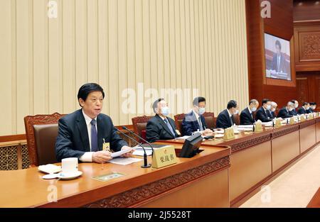 Pechino, Cina. 20th Apr 2022. Li Zhanshu, presidente del Comitato permanente del Congresso Nazionale del Popolo (NPC), presiede la riunione conclusiva della sessione 34th del Comitato permanente NPC 13th a Pechino, capitale della Cina, 20 aprile 2022. Credit: Yao Dawei/Xinhua/Alamy Live News Foto Stock