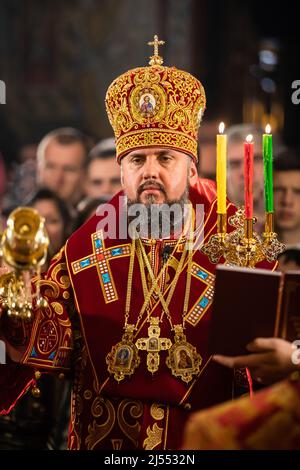 Primate della Chiesa Ortodossa Ucraina Epifaniy partecipa al servizio pasquale presso la Cattedrale di San Michele a Kiev. Foto Stock