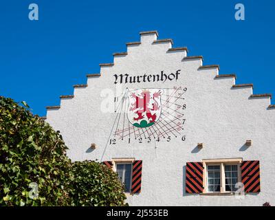 Murten, Svizzera - 24 marzo 2022: Architettura urbana medievale dell'hotel Murtenhof con meridiana a Murten, cantone di Friborg, Svizzera Foto Stock