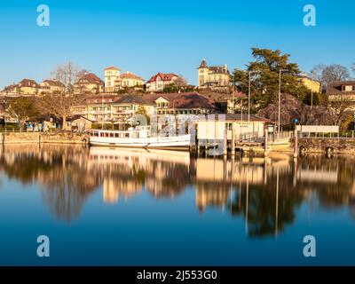 Murten, Svizzera - Marzo 24,2022: Paesaggio medievale di Murten o Morat, un comune bilingue nel distretto lacustre del cantone di Friburgo. Foto Stock