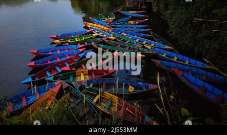 Pokhara, Bagmati, Nepal. 20th Apr 2022. Le barche colorate sono raffigurate sul lago Fewa di Pokhara, una delle migliori destinazioni turistiche del paese, circa 200km ad ovest di Kathmandu, capitale del Nepal il 20 aprile 2022. (Credit Image: © Sunil Sharma/ZUMA Press Wire) Foto Stock