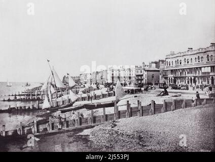 Worthing, West Sussex, Inghilterra, visto qui nel 19th secolo. Da tutta la costa, un Album di immagini da fotografie dei principali luoghi di interesse del mare in Gran Bretagna e Irlanda pubblicato Londra, 1895, da George Newnes Limited. Foto Stock