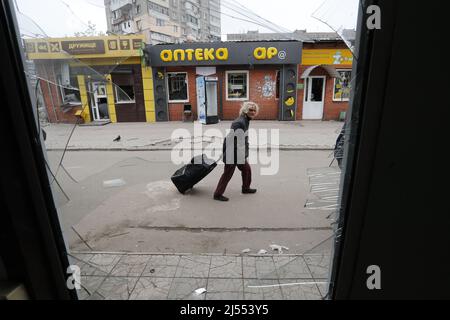 Mariupol. 19th Apr 2022. Un residente passa accanto a un edificio danneggiato a Mariupol il 19 aprile 2022. L'Ucraina e la Russia hanno raggiunto un accordo preliminare sulla creazione di un corridoio umanitario per evacuare donne, bambini e anziani dalla città conclusa di Mariupol, ha detto mercoledì il vice primo ministro ucraino Iryna Vereshchuk. Credit: Victor/Xinhua/Alamy Live News Foto Stock