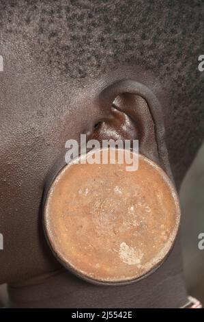 Surma donna che indossa earplates, Kibish, Omo River Valley, Etiopia Foto Stock