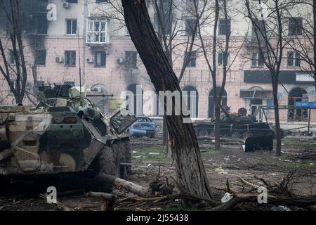 Mariupol, Ucraina. 15th Apr 2022. L'armatura distrutta lasciò dopo i feroci combattimenti di strada sulla strada della Vittoria in Mariupol orientale. La battaglia tra le forze russe/Pro russe e le forze ucraine in difesa guidate dal battaglione Azov continua nella città portuale di Mariupol. Credit: SOPA Images Limited/Alamy Live News Foto Stock