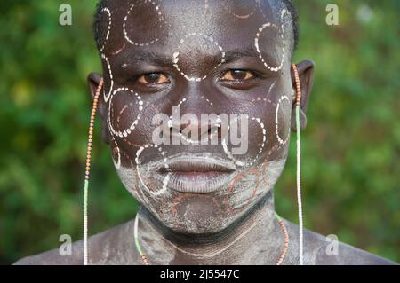 Surma l uomo con il corpo dipinti, Kibish, Omo River Valley, Etiopia Foto Stock