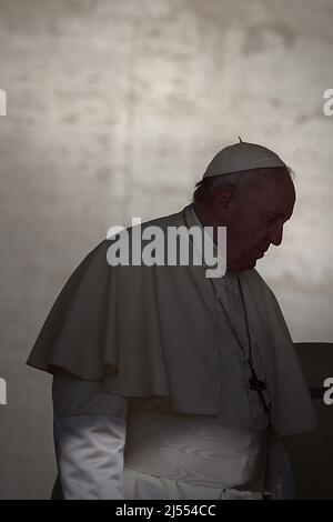 Città del Vaticano, Vatikanstadt. 20th Apr 2022. Papa Francesco durante un'udienza generale settimanale a Piazza San Pietro il 20 aprile 2022 Credit: dpa/Alamy Live News Foto Stock