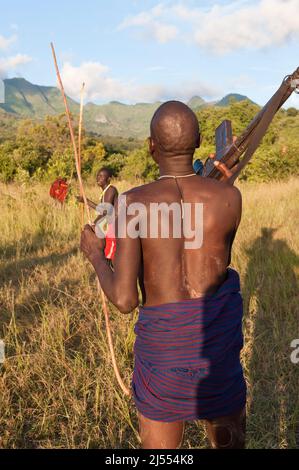 Uomo in possesso di una pistola durante il donga stick lotta, tribù Surma, Tulgit, Omo river valley, Etiopia Foto Stock