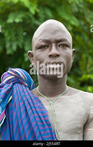 Surma l uomo con il corpo dipinti, Tulgit, Omo river valley, Etiopia Foto Stock