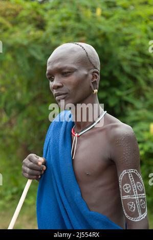 Surma l uomo con il corpo dipinti, Tulgit, Omo river valley, Etiopia Foto Stock