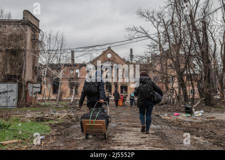 Mariupol, Ucraina. 14th Apr 2022. I residenti di Mariupol lasciano il loro devastato quartiere orientale a piedi come rifugiati. La battaglia tra le forze russe/Pro russe e le forze ucraine in difesa guidate dal battaglione Azov continua nella città portuale di Mariupol. (Foto di Maximilian Clarke/SOPA Images/Sipa USA) Credit: Sipa USA/Alamy Live News Foto Stock