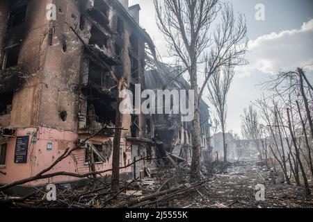 Mariupol, Ucraina. 15th Apr 2022. Un quartiere distrutto nel margine orientale di Mariupol. La battaglia tra le forze russe/Pro russe e le forze ucraine in difesa guidate dal battaglione Azov continua nella città portuale di Mariupol. (Foto di Maximilian Clarke/SOPA Images/Sipa USA) Credit: Sipa USA/Alamy Live News Foto Stock